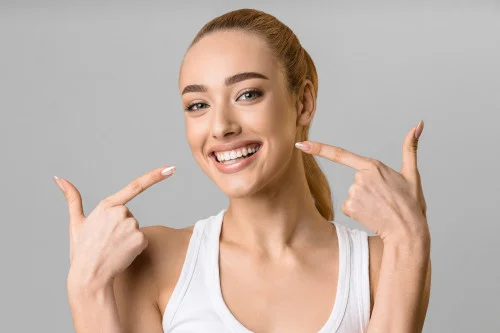 lady smiling with nice teeth